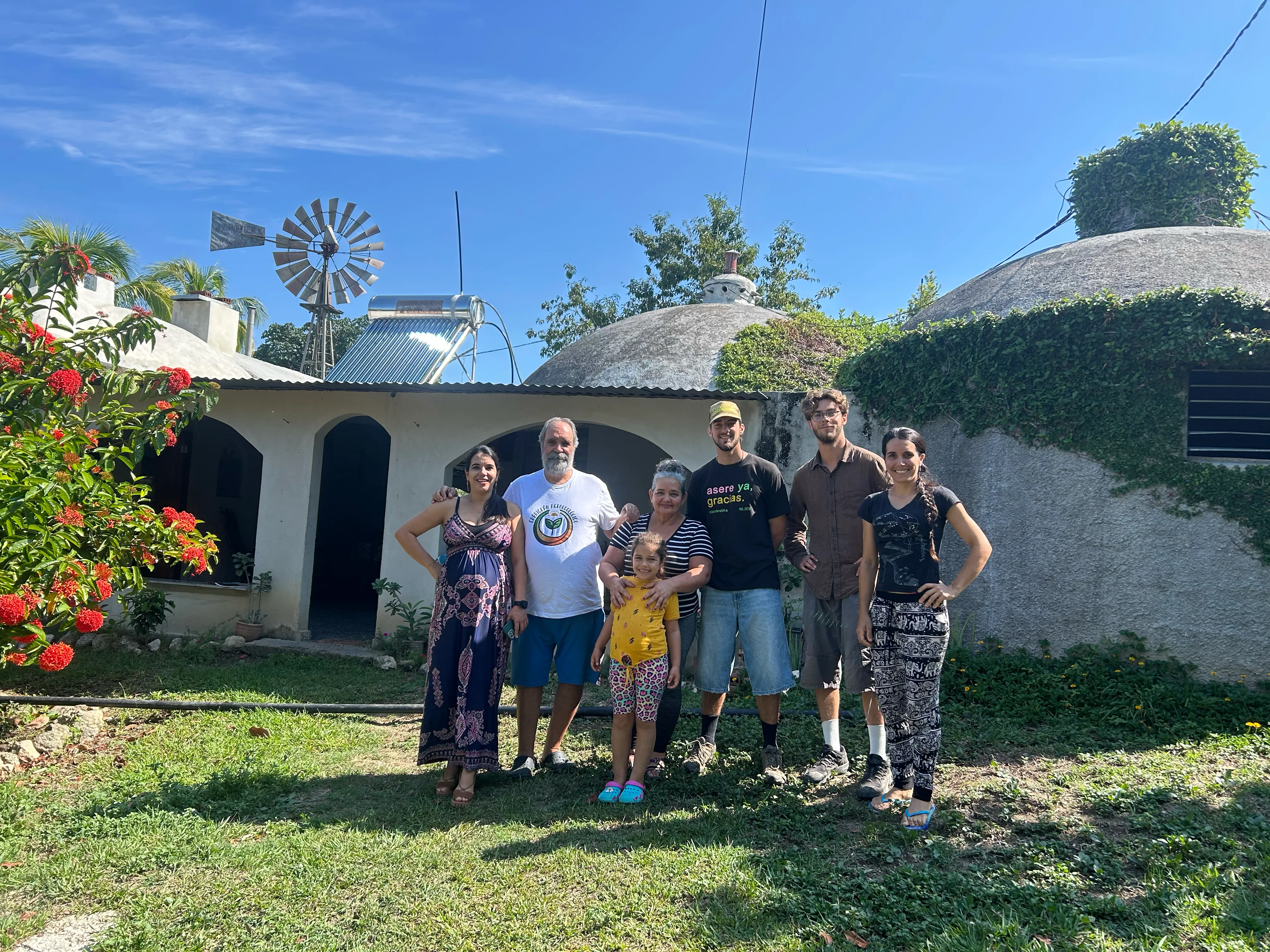 Photo de famille avec les membres de la finca