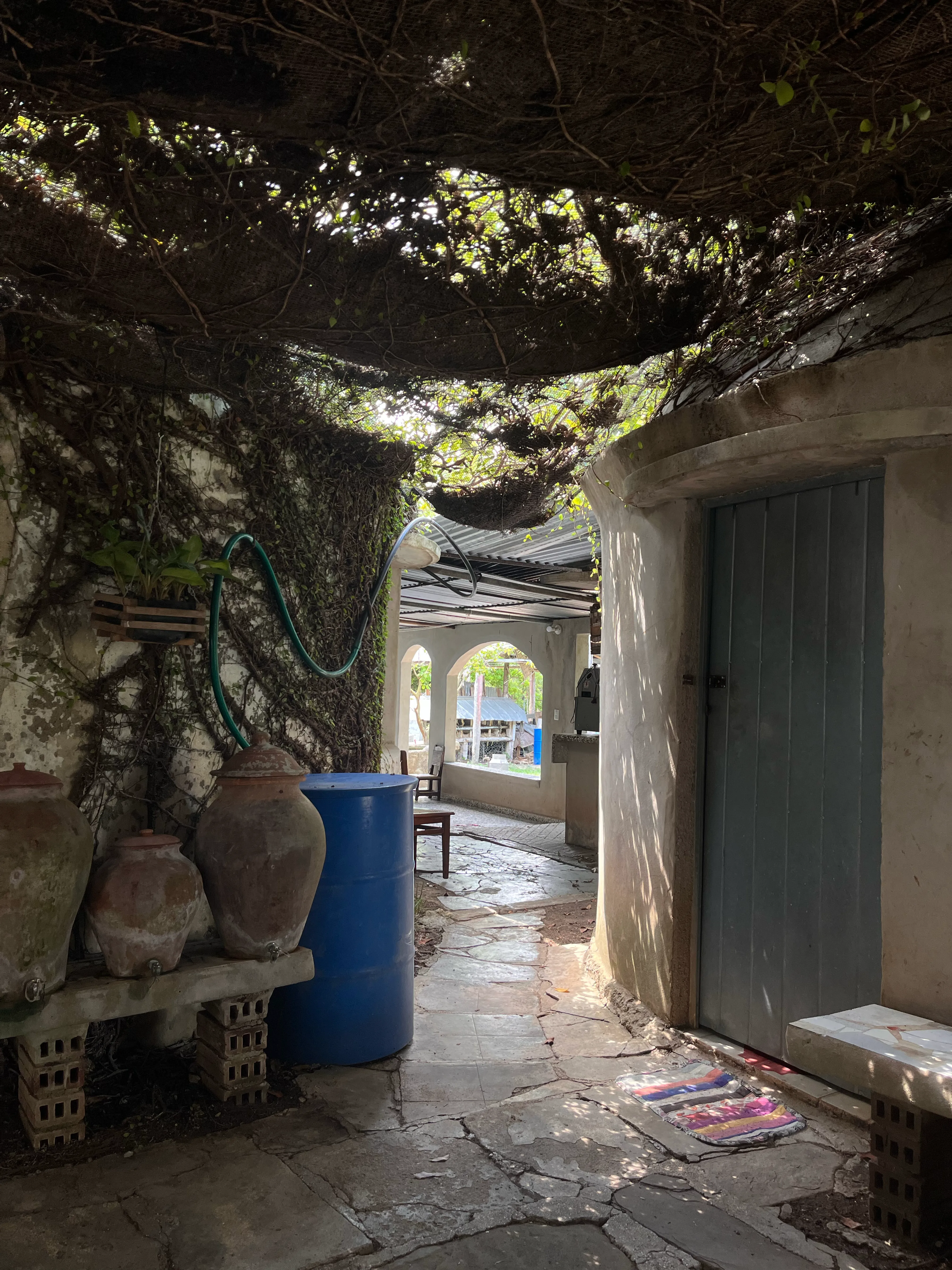 Corridors extérieurs ombragés dans la finca