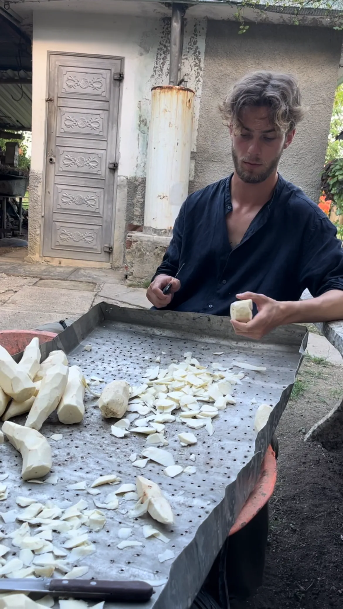 Préparation du manioc pour le séchage