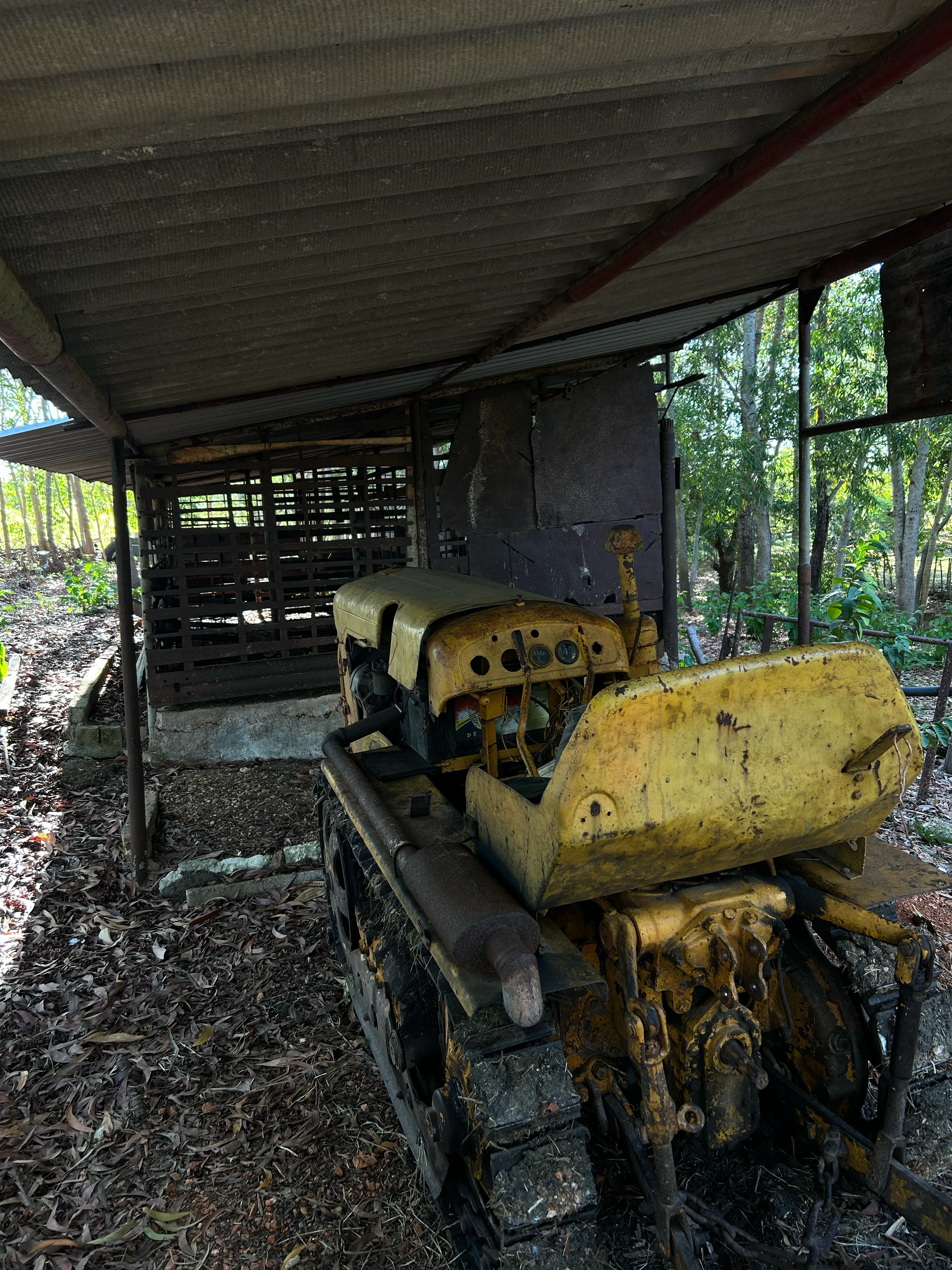 Un tracteur de l'ère soviétique encore utilisé a la ferme